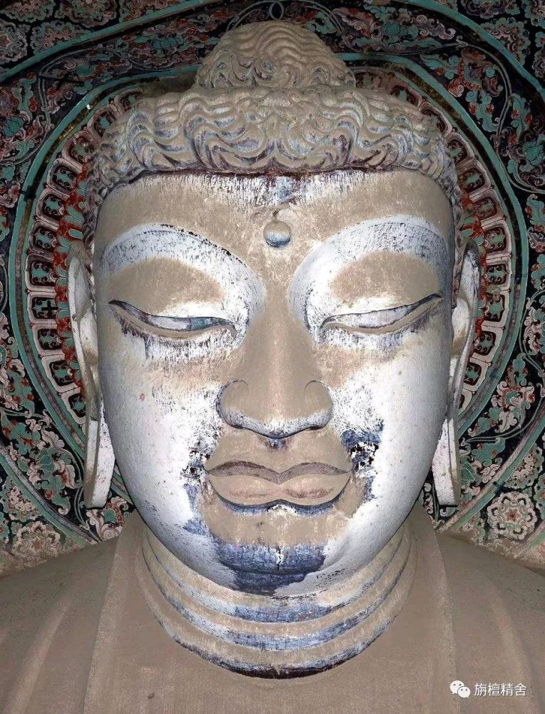 窟内塑像为倚坐弥勒佛像,高26米,是莫高窟仅次于第96窟"北大像"的第二