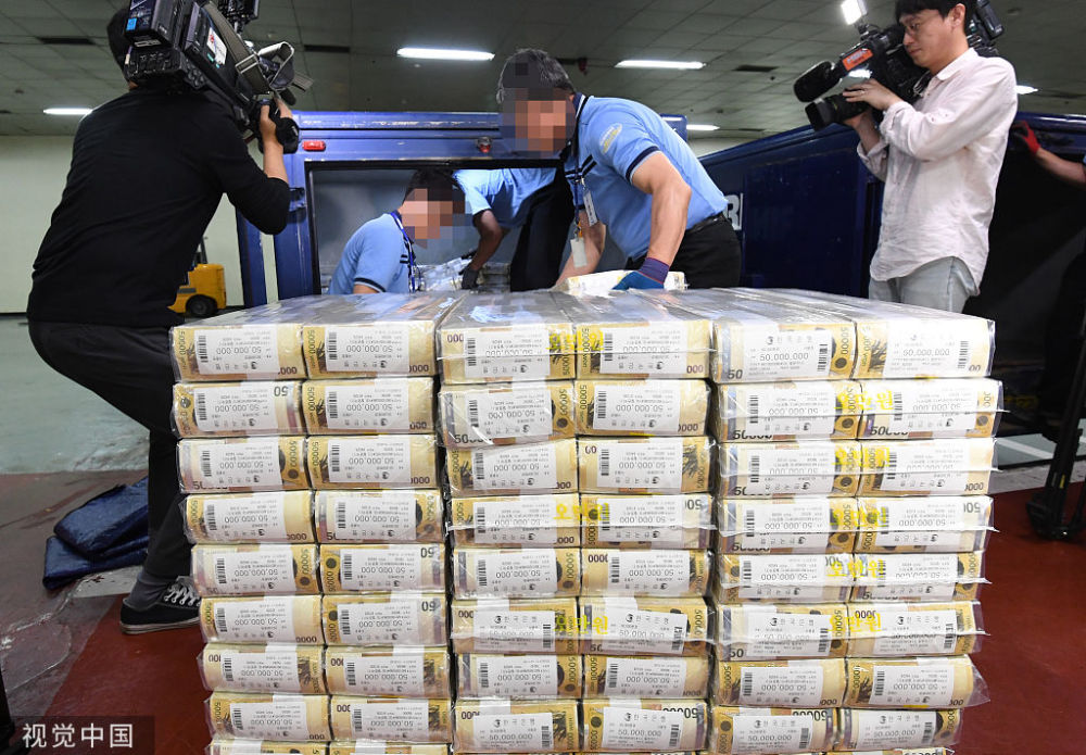 中秋节前,韩国中央银行打开地下金库放钱,整捆大钞让