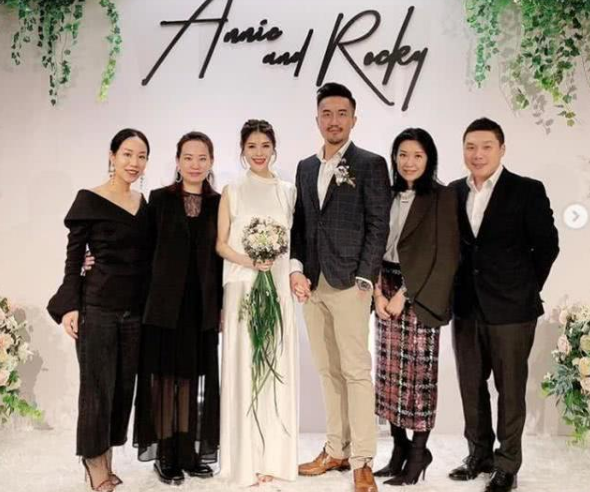 《最佳拍档》"光头佬"儿子大婚,胡杏儿老公晒合照引回忆杀
