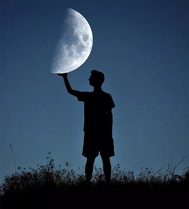 托月 这些黑夜中的月亮剪影作品 简洁的背景,欠曝的人物主体 渲染出一