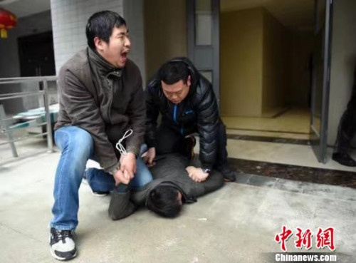 被抓时成千万富商 19年前年仅17岁杀人潜逃后洗白身份