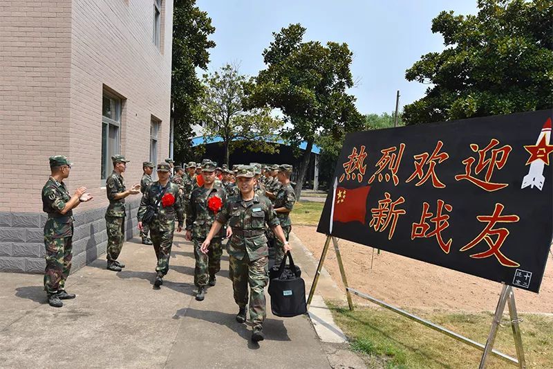 刚刚!火箭军第一批新战友入营