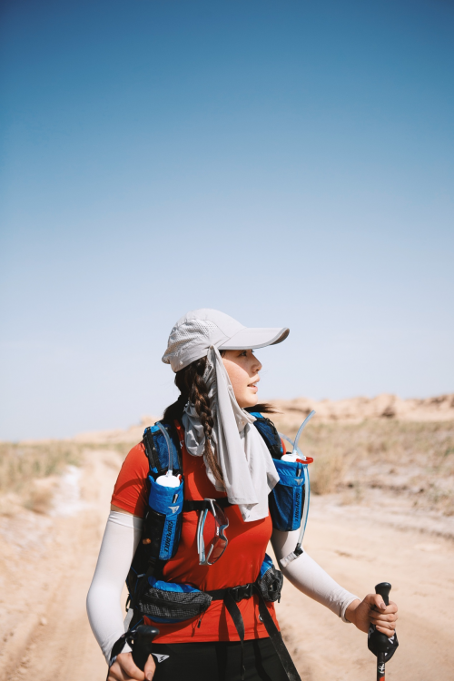 敦煌超马多人弃赛完赛率低 王心恬耐40度高温挑战成功