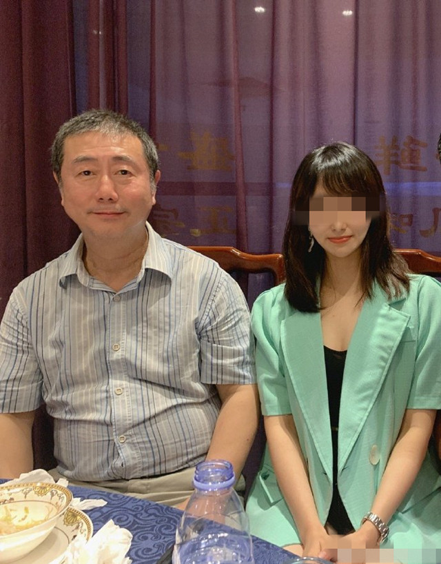 58岁央视主持人方宏进近照曝光,曾婚内出轨对妻子家暴