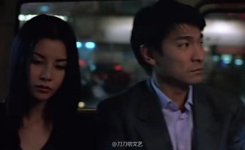 还记得她当年在《暗战》中,与刘德华在小巴上的惊鸿一瞥痧?