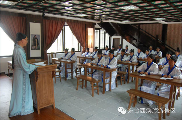 晏溪书院,书香悠远,门庭若市,家家户户生意兴隆;犁木街上,前店后家,前