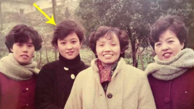 王一博小时候和妈妈的合照上,站着的也显然是个气质型美女.