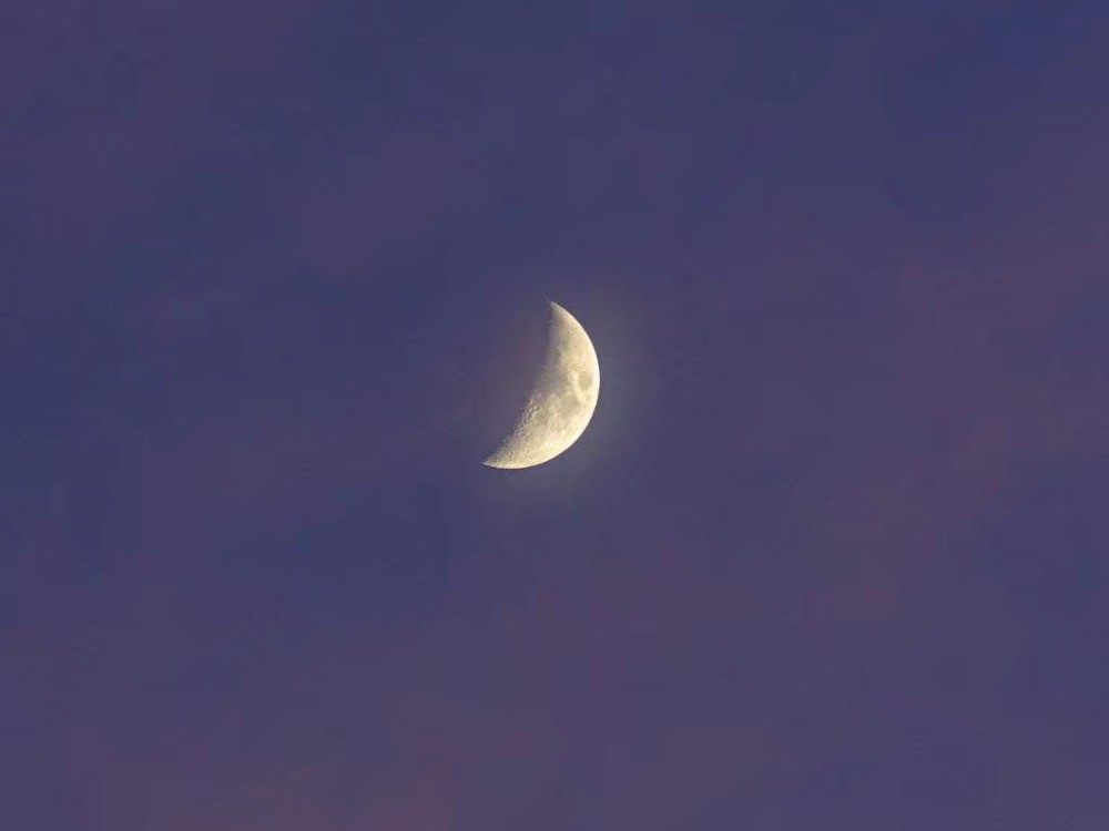 朦胧月亮背景图:快中秋节了,抬头看看挂在空中的月亮