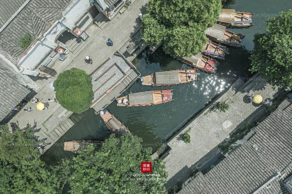 周庄古镇 周庄,周围湖荡环列,镇内河港纵横,是典型的江南水乡,被誉为