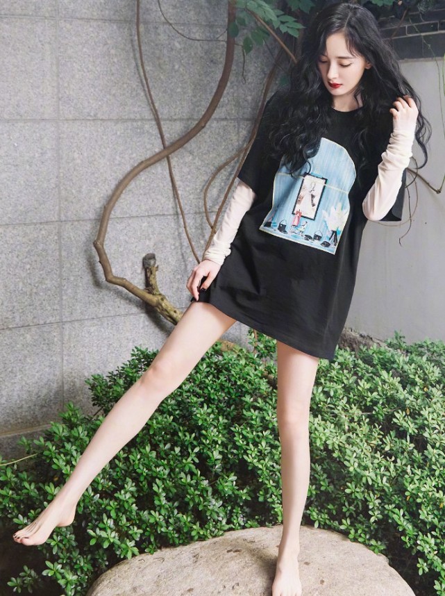 杨幂晒光脚美照,真是精致到趾甲盖的女子,看到这腿我