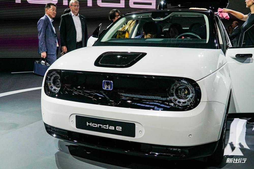 本田用一副憨厚面孔开启电动化征程 静态体验 honda e