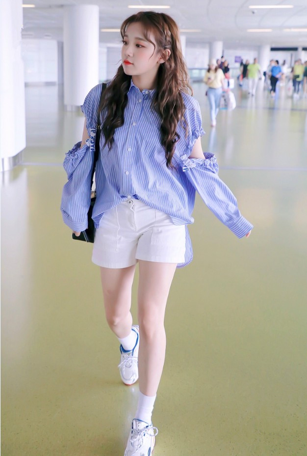 原来宋雨琦是"心机女孩"?故意穿最短的裙子,秀出队里最细的腿