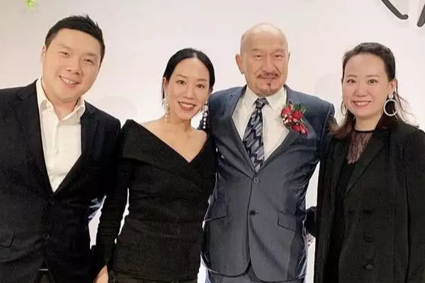 75岁"光头佬"麦嘉,儿子结婚办宴席,他反而成为全场焦点