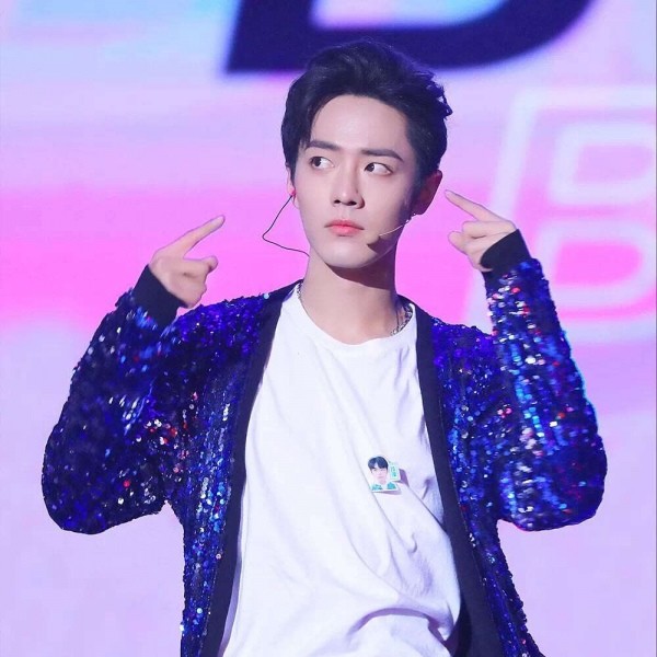 首先第一张,肖战在表演节目,这个动作也是非常 的呆萌,想必是在表演