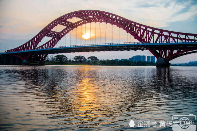 赣州新世纪大桥的美丽夕阳,粼粼微波的章江