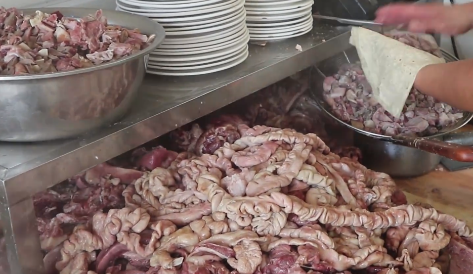 农村霸气的全猪宴猪下货都堆积成山一斤40元顾客排队买