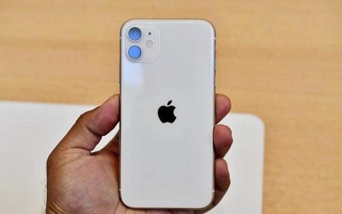 上市一个半月,降价500元,不保值的iphone 11值得买吗?
