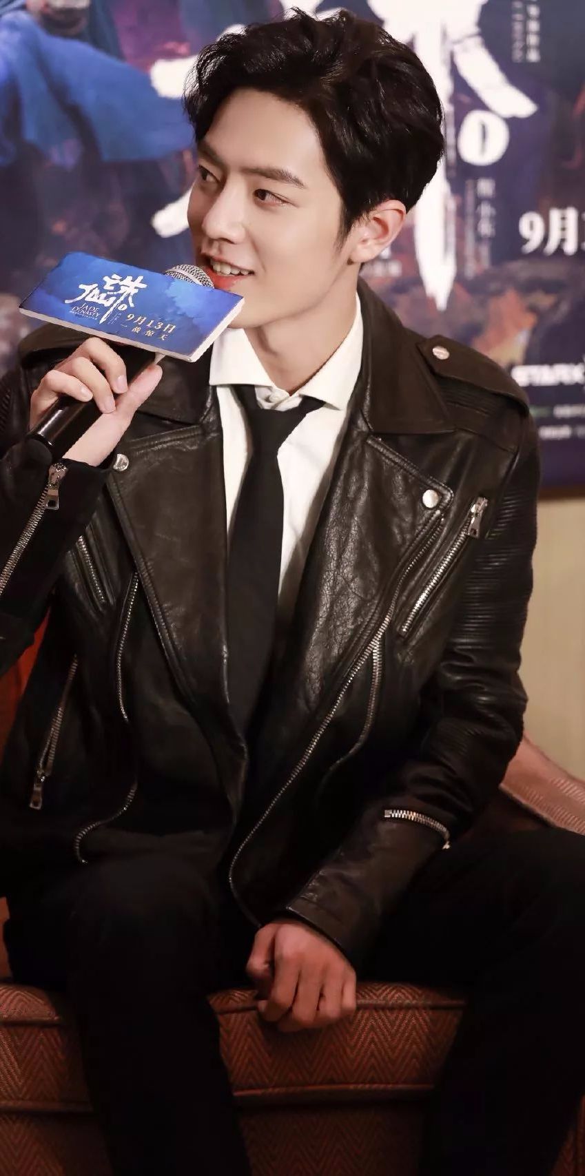 肖战的禁欲系实在无敌!穿工装马甲身材比例没人敢嘲