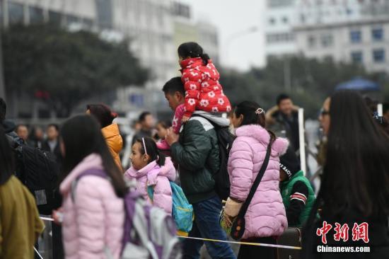 2017年春运今起拉开大幕 多地首趟列车满载出发