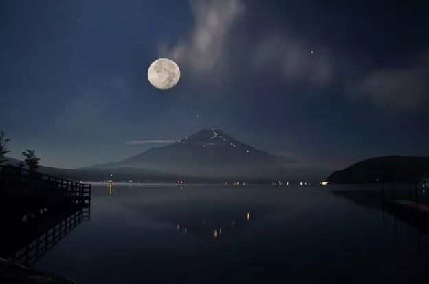 中秋诗词:秋空明月悬,光彩露沾湿