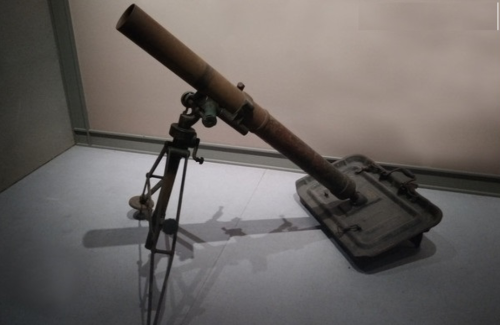 民20式82毫米迫击炮,注意座钣是矩形
