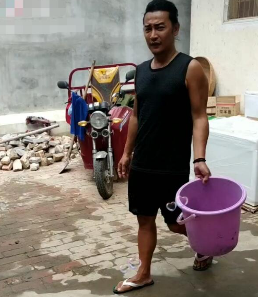 陈志朋农村尽孝,打扮低调朴素不再雷人,或许这才是最