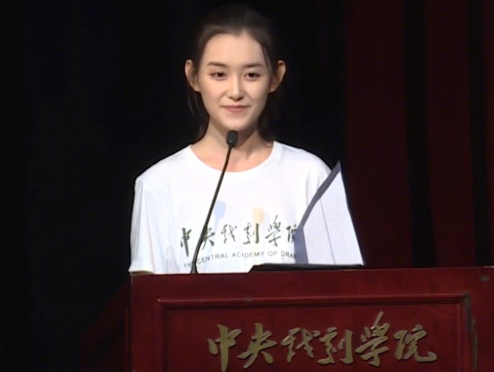 有种"素颜校花"叫蒋依依,大学演讲落落大方,一颦一笑都具气质