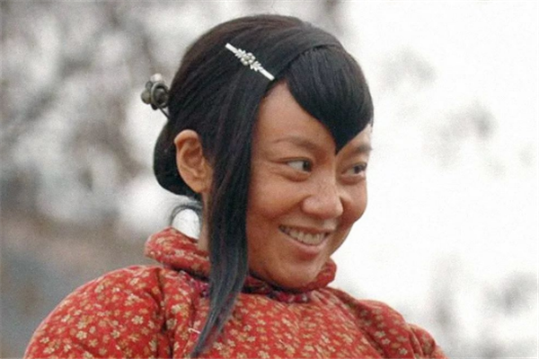 整个人看起来比较老土气,她曾经在电影当中的村姑扮相,真的是非常的傻