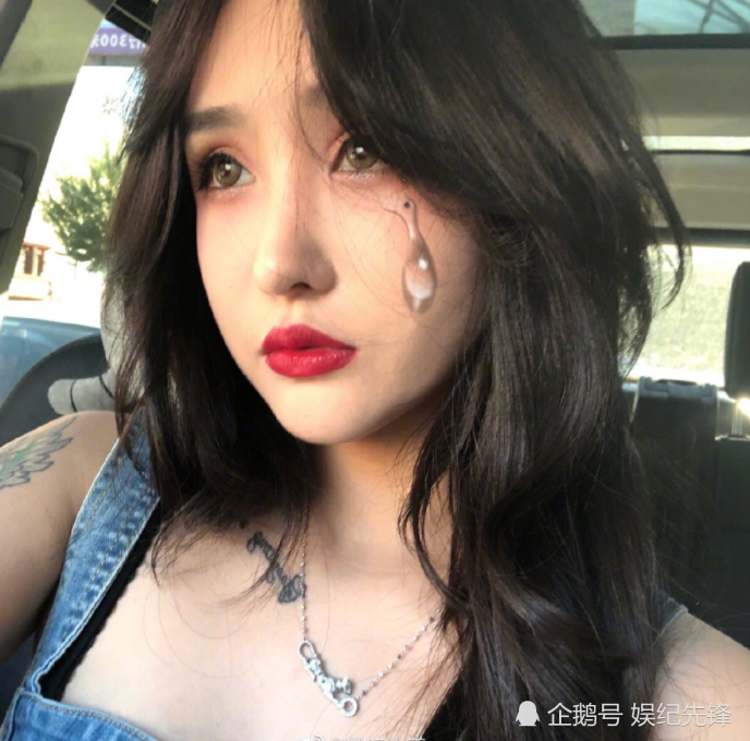 黑暗大美晒美照,看到心口处这一纹身后,网友:高迪不