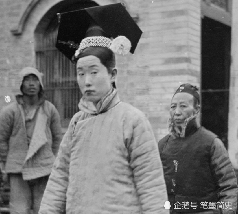 晚清老照片:清秀美丽的紫禁城宫女,相貌清俊的巨人