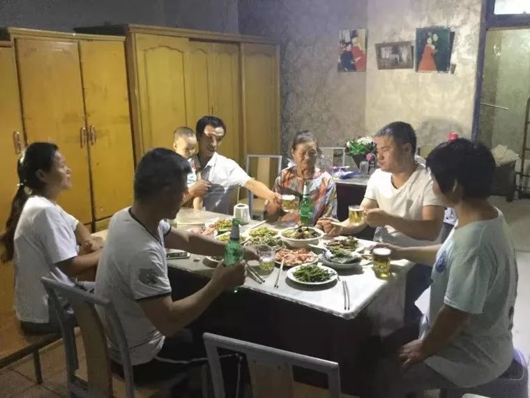 团聚当天郑成华(右二)和家人一起吃晚饭.受访者供图