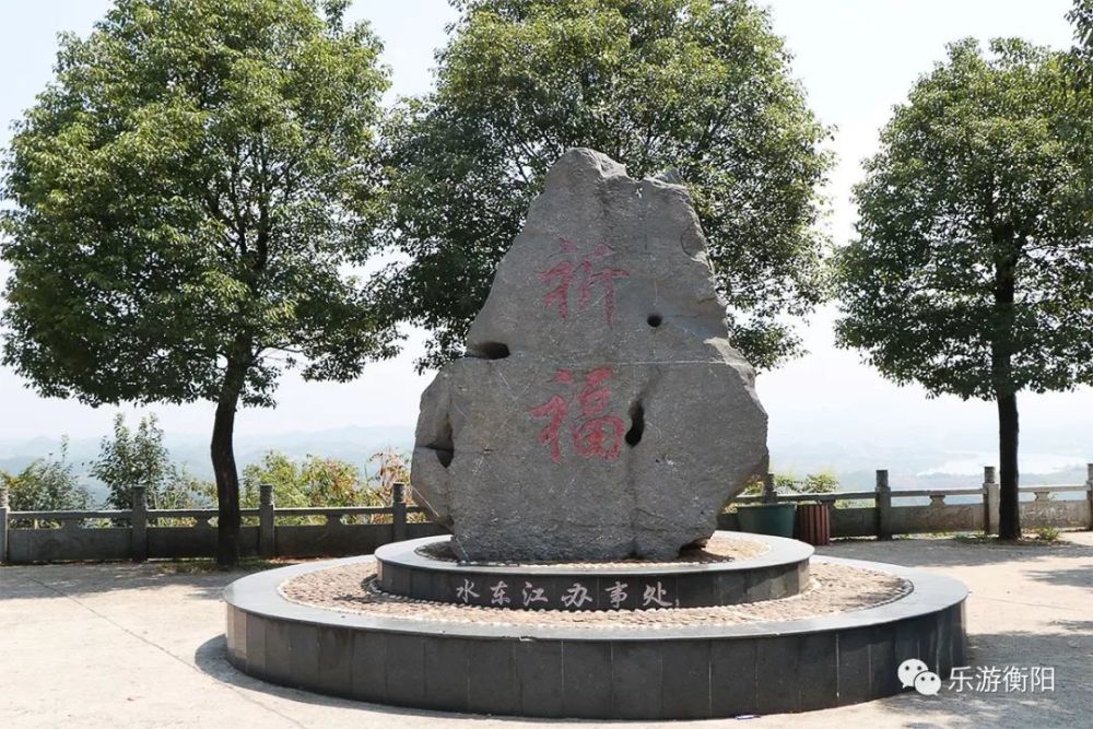 每逢佛家圣日,香客云集 寺内的鹿岐峰碑壁 收集了吟咏鹿岐峰及耒阳的