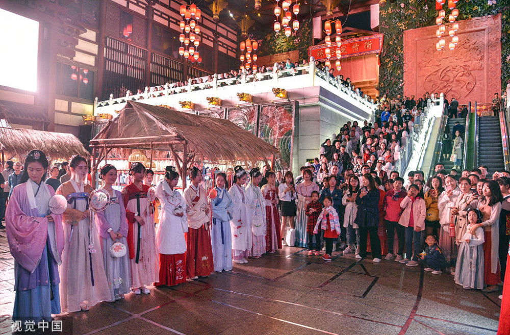 西安大唐西市办中秋隐市灯会再现盛唐夜市风情