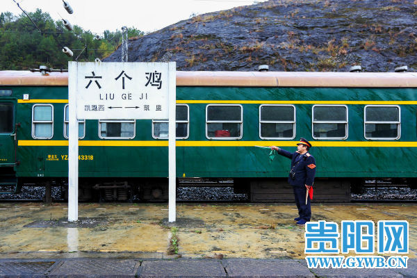 六个鸡火车站春运送祝福