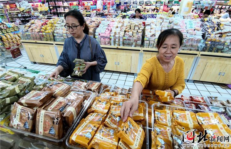 图为衡水胜利路超市内,市民在挑选经济实惠的散装月饼.