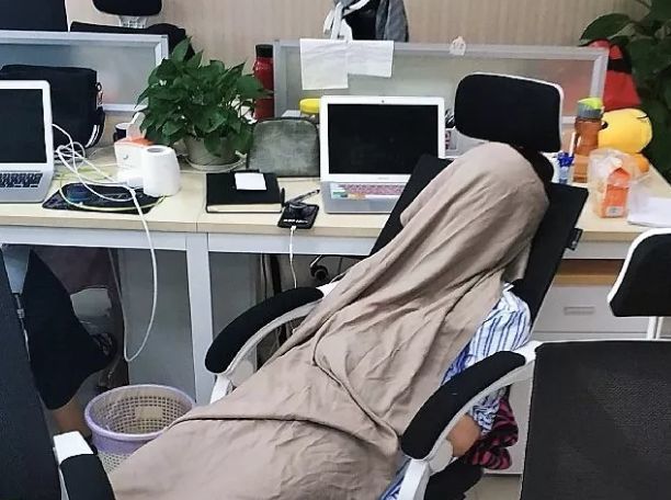 不做“特困生”！午睡怎么睡更健康？你的姿势正确吗？听听专家怎么说