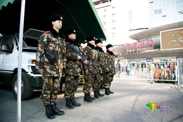 北京春运首日 武警官兵忠诚值守为旅客返乡保驾护航