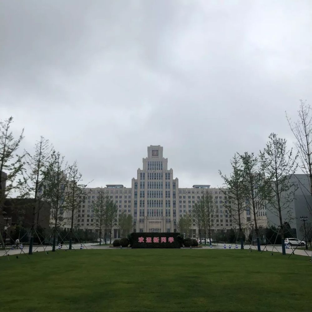 五号楼的名称是涵英楼,是创新港的行政主楼,也是学校的标志性建筑.