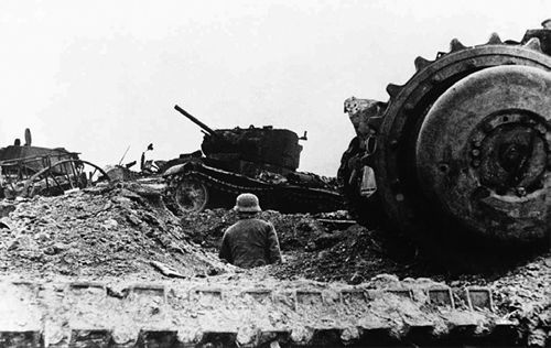 (上图)1942年12月21日,勒热夫的"坦克公墓" 这时,斯大林格勒战场上