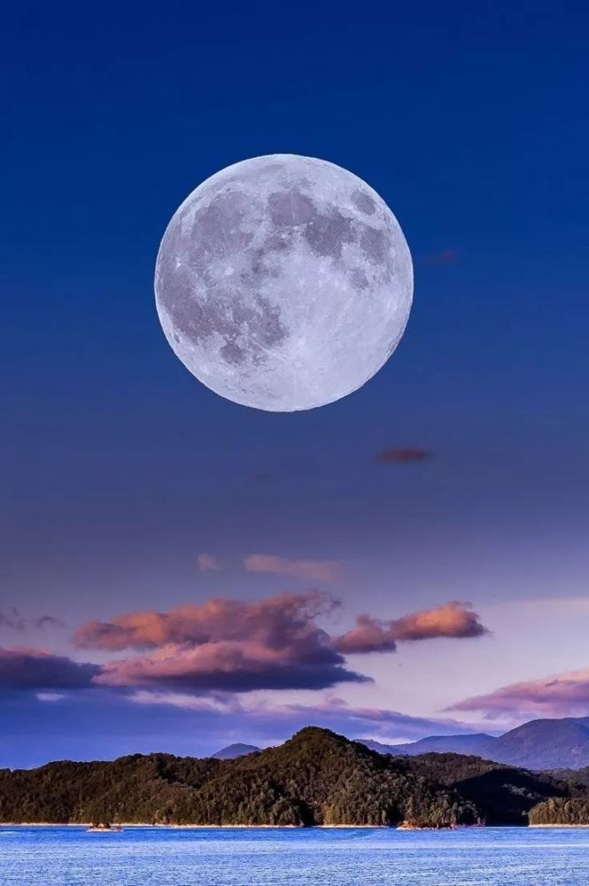 看着这么漂亮的照片,您是不是也想自己拍几张月亮美图呢?