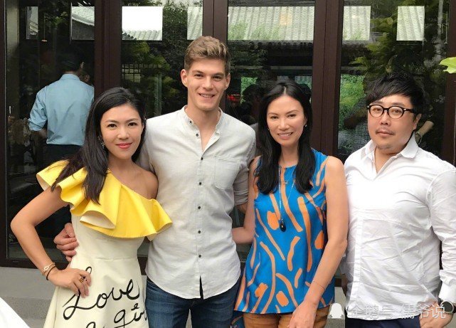 邓文迪的小鲜肉男友晒和新女友亲吻照,宣示两人恋情终结