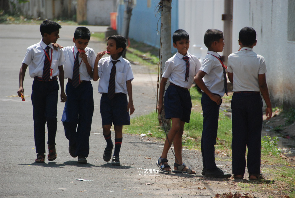 印度校园:学生打领带上学,重男轻女严重,学校连像样的