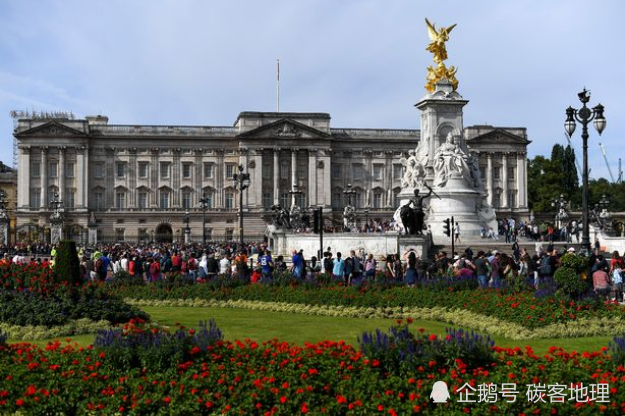 英国女王在白金汉宫有一台私人提款机,但据说女王从不
