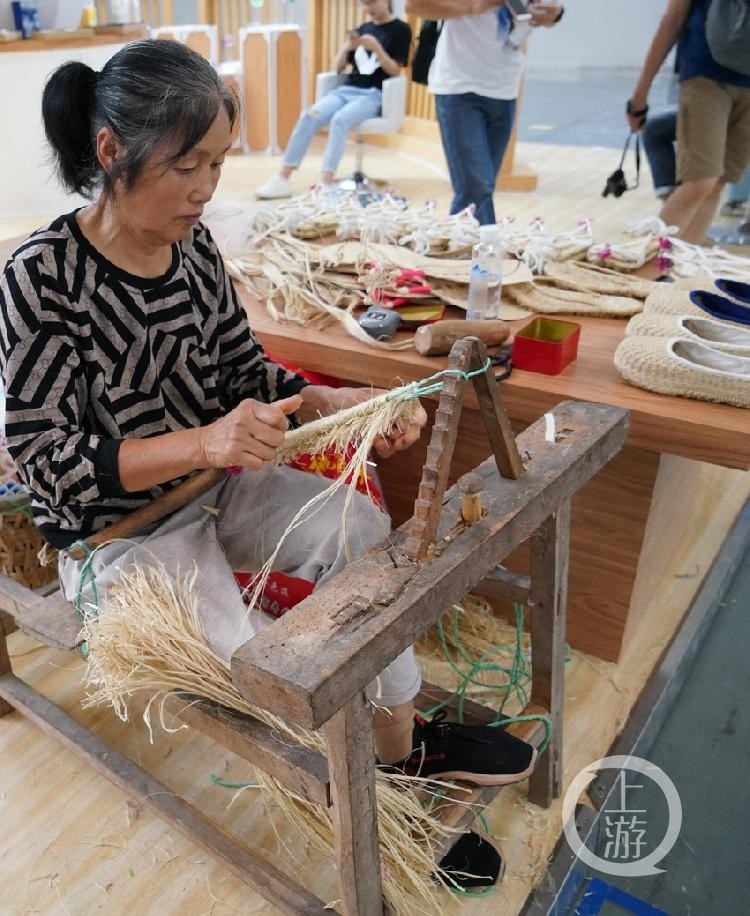 用竹子编鞋50余年 终于编出市级非遗