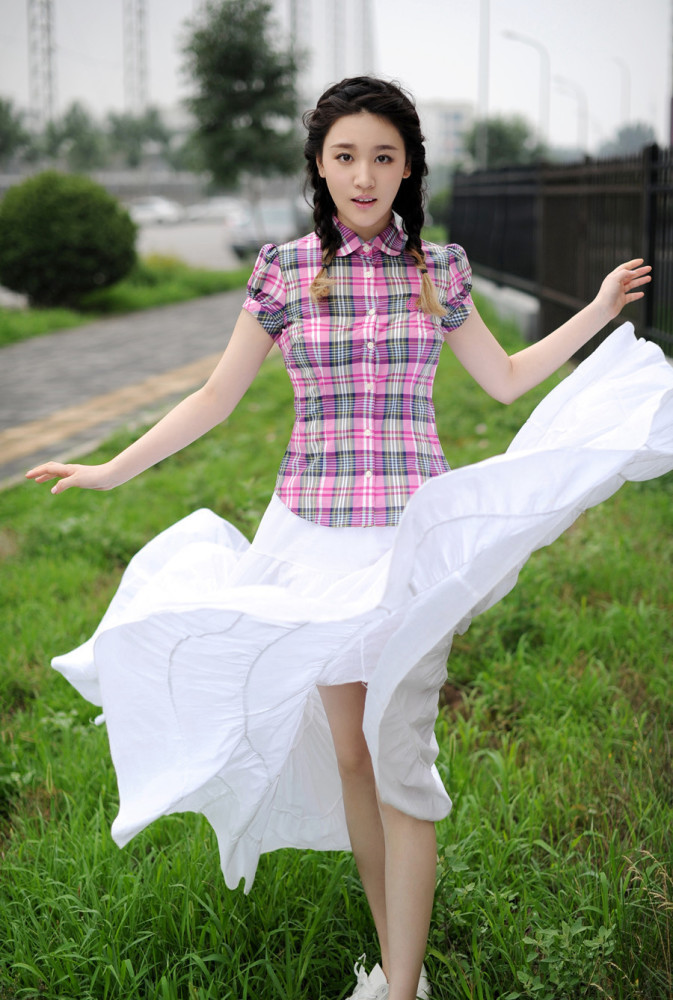 刘筱筱全新森女美照,彰显时尚的完美线条
