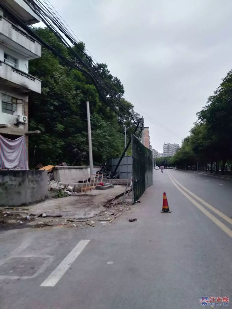 拆了!綦江城区这栋房子终于拆了