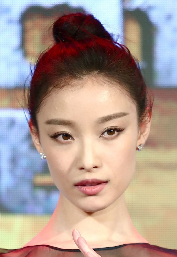 丸子头上镜的倪妮,笑得"人比花娇"