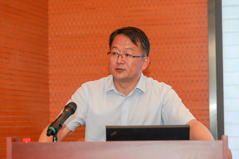 对于沈阳工学院校长开学典礼上扔讲稿的举动,你怎么看呢?