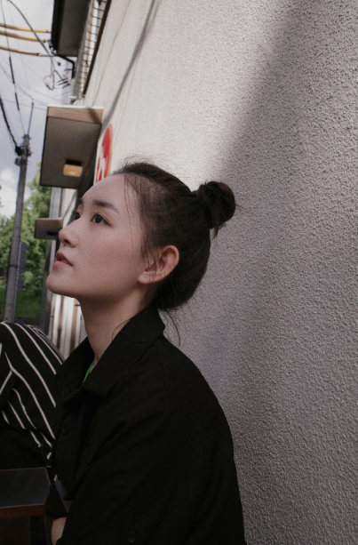 蒋依依拍写真一身黑色西装又酷又飒浓妆艳抹越发有女人味