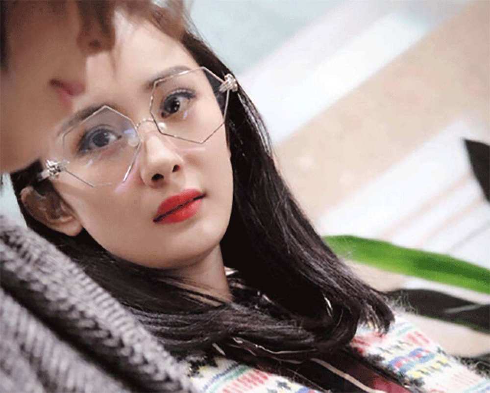 女明星戴眼镜:刘亦菲气质斯文,赵丽颖可爱